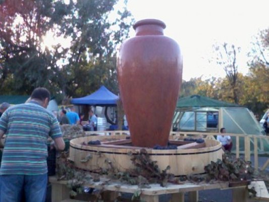 Sărbătoarea Recoltei, la Pavilionul Expoziţional: organizatorii au montat o amforă a belşugului, din care curge vin